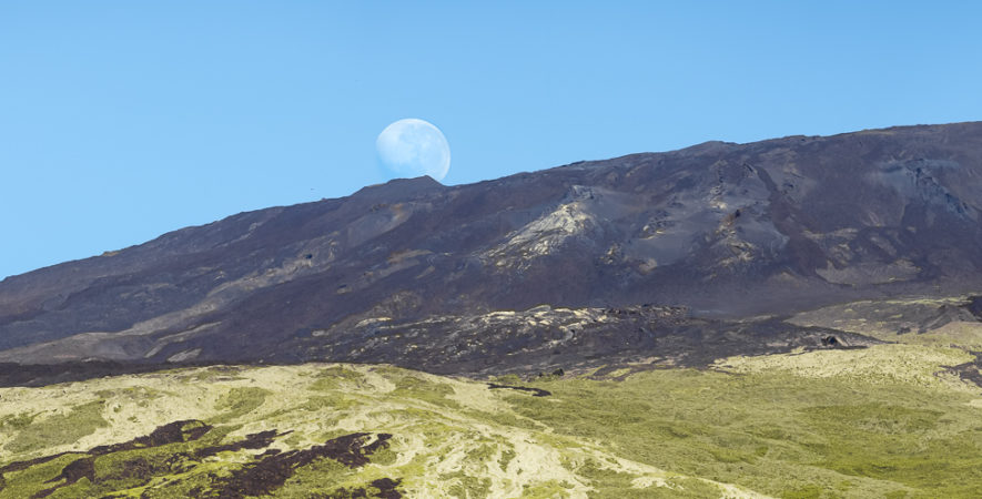 le Papangue, la Lune et le Piton de la Fournaise