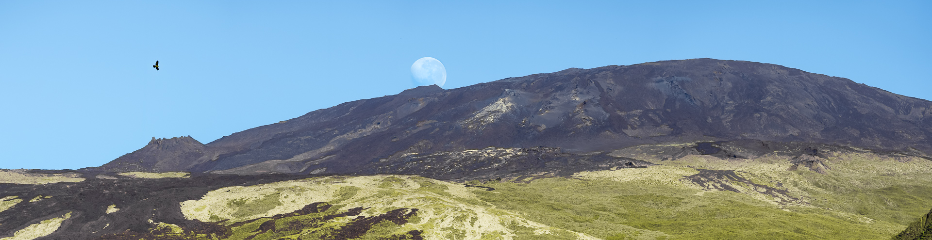 le Papangue, la Lune et le Piton de la Fournaise