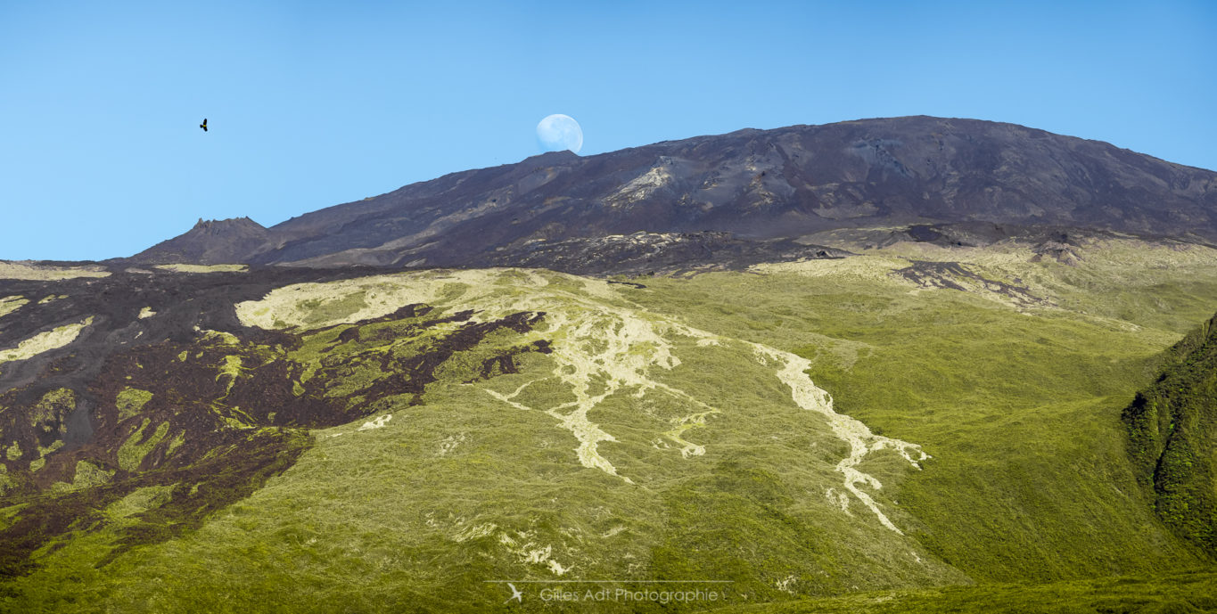 le Papangue, la Lune et le Piton de la Fournaise