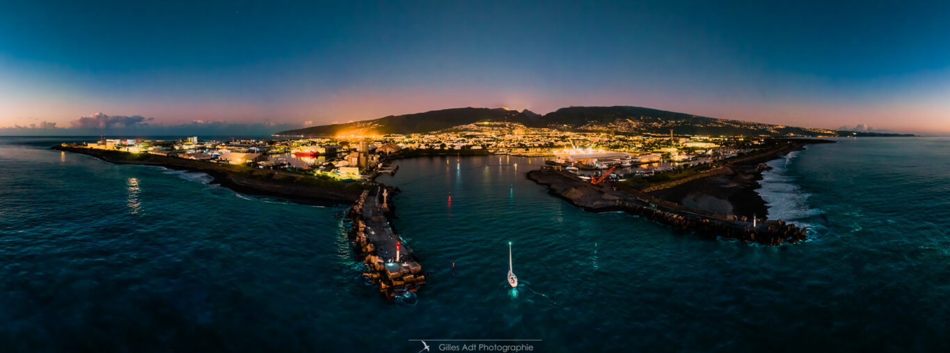 l'entrée du bateau au port aprés le coucher du soleil - panorama 180°