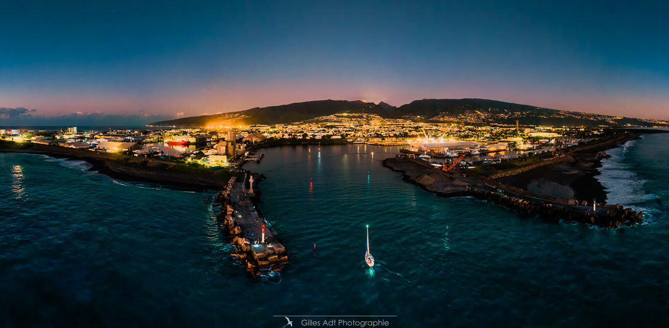 l'entrée du bateau au port aprés le coucher du soleil - panorama 180°