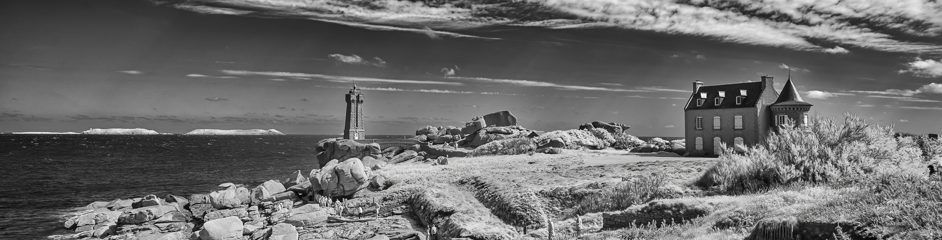 Phare de Mean Ruz et la baie de Ploumanac’h
