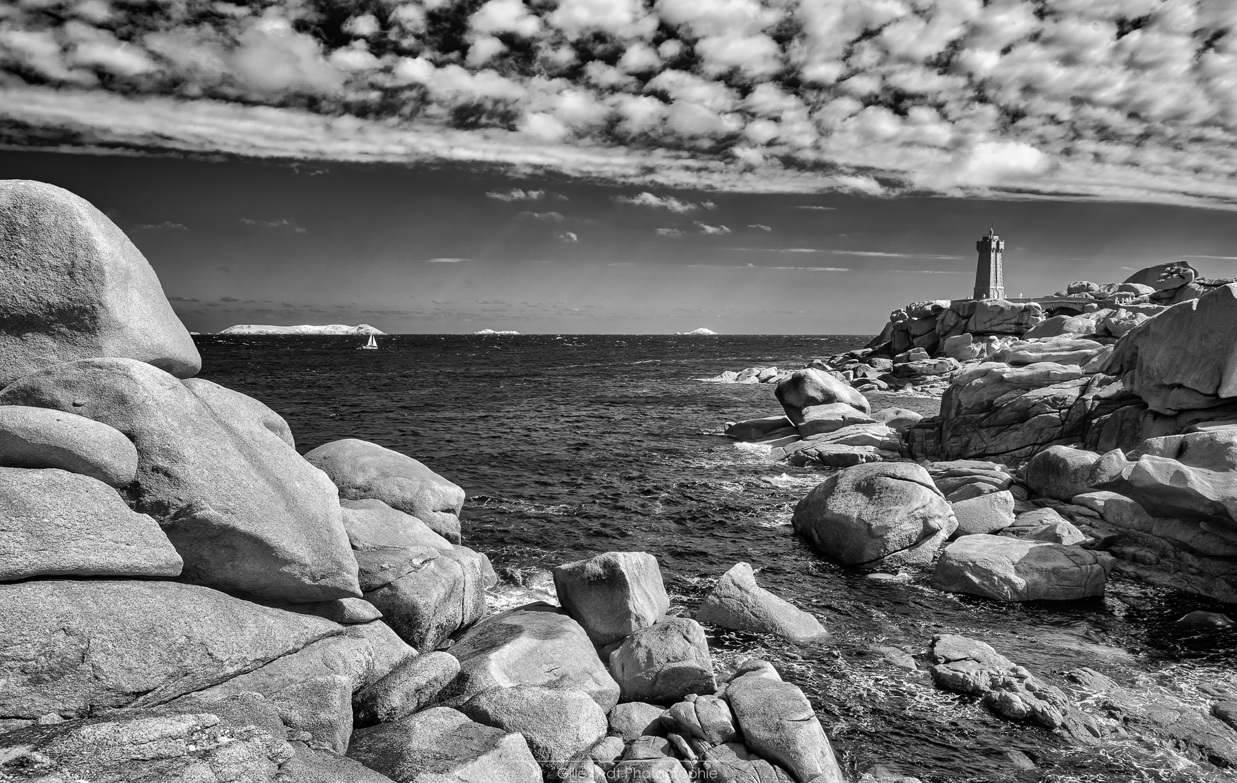Grés rose et le Phare de Mean Ruz